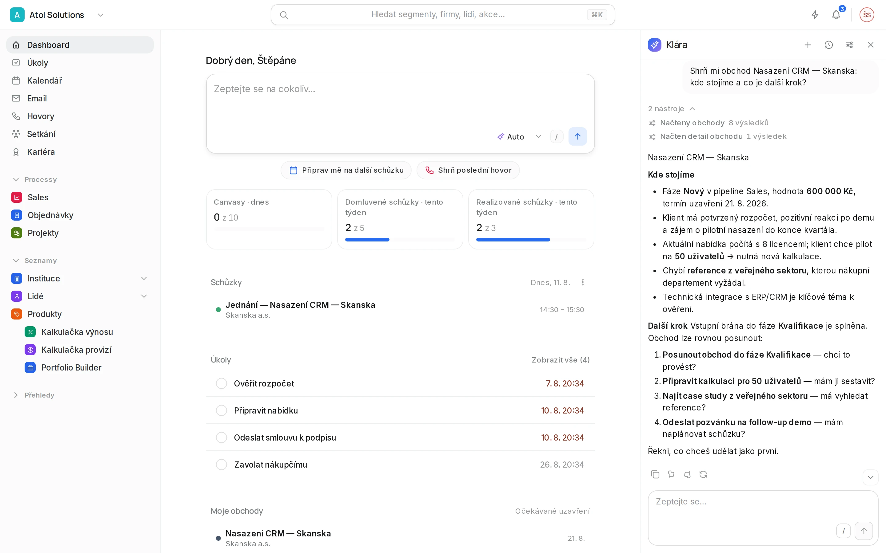 Asistent otevřený nad dashboardem: dotaz uživatele, rozbalený seznam použitých nástrojů s počty výsledků a odpověď se shrnutím obchodu a číslovaným seznamem dalších kroků.